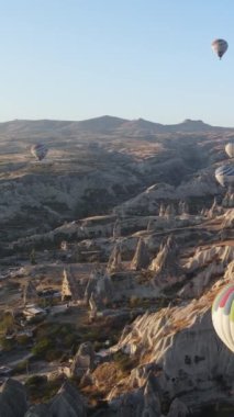 Cappadocia Dikey Görüntü Yavaş Çekimde Balonlar