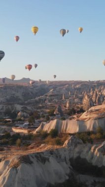 Cappadocia Dikey Görüntü Yavaş Çekimde Balonlar