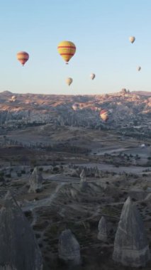 Cappadocia Dikey Görüntü Yavaş Çekimde Balonlar