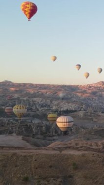 Cappadocia Dikey Görüntü Yavaş Çekimde Balonlar