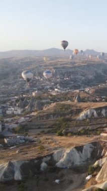Cappadocia Dikey Görüntü Yavaş Çekimde Balonlar