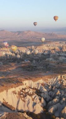 Cappadocia Dikey Görüntü Yavaş Çekimde Balonlar