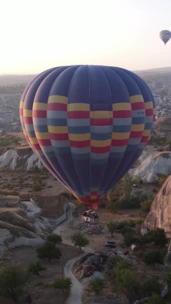 Ballonnen in Cappadocia Verticale video Slow motion — Stockvideo