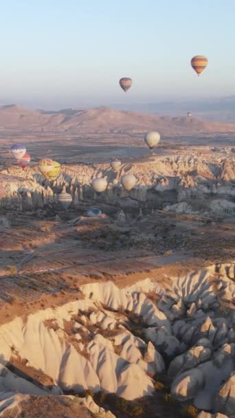 Globos en Capadocia Vídeo vertical Cámara lenta — Vídeo de stock