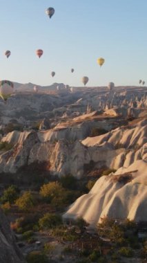 Cappadocia Dikey Görüntü Yavaş Çekimde Balonlar