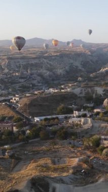 Cappadocia Dikey Görüntü Yavaş Çekimde Balonlar