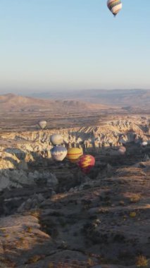 Cappadocia Dikey Görüntü Yavaş Çekimde Balonlar
