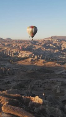 Cappadocia Dikey Görüntü Yavaş Çekimde Balonlar