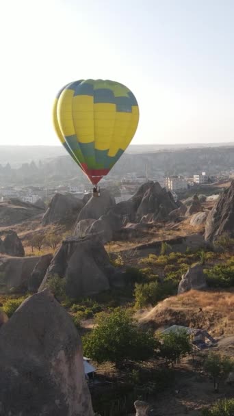 Balloons in Cappadocia Vertical video Slow motion — Stock Video