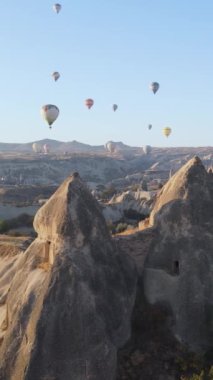 Cappadocia Dikey Görüntü Yavaş Çekimde Balonlar