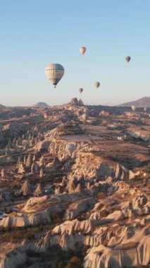 Cappadocia Dikey Görüntü Yavaş Çekimde Balonlar