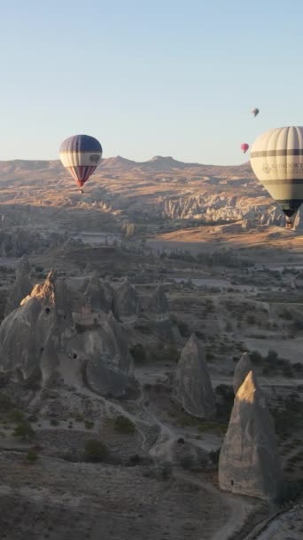 Cappadocia Dikey Görüntü Yavaş Çekimde Balonlar — Stok video