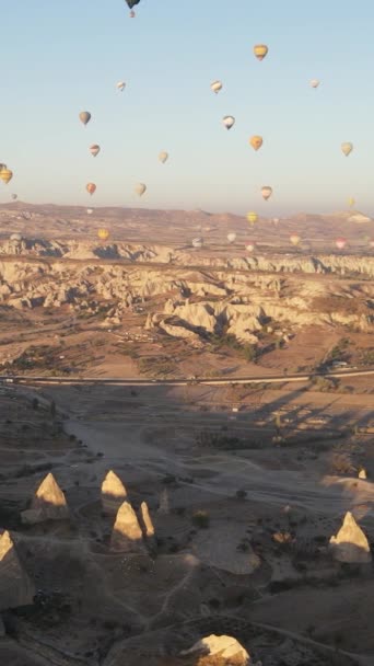 Balloons in Cappadocia Vertical video Slow motion — Stock Video