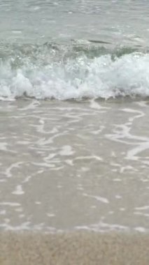 Sahildeki sahile yakın çekim. Dikey video.