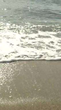 Sahildeki sahile yakın çekim. Dikey video.