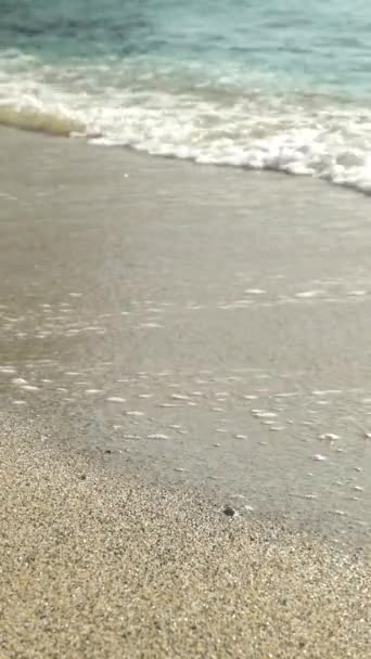 Închiderea țărmului mării pe plajă Vertical video — Videoclip de stoc