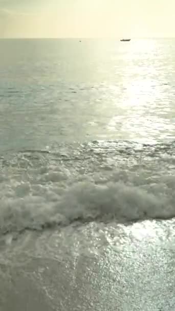 Primo piano della riva del mare sulla spiaggia Video verticale — Video Stock