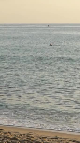 Paysage marin sur la plage près de la côte en Turquie Vidéo verticale — Video
