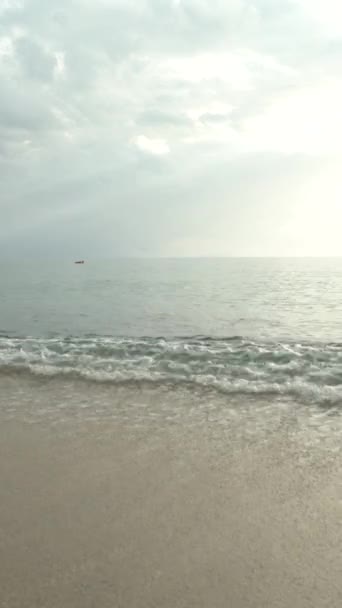 Paisaje marino en la playa cerca de la costa en Turquía Vídeo vertical — Vídeos de Stock