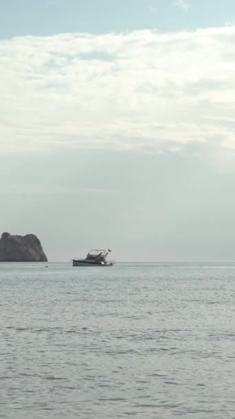 Pemandangan laut di pantai dekat pantai di Turki Video vertikal — Stok Video