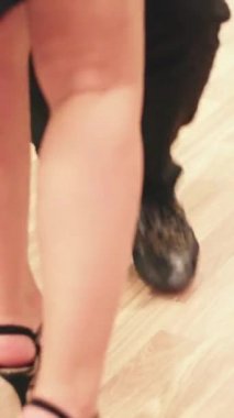 Tango dans ederken ayakla dans eder