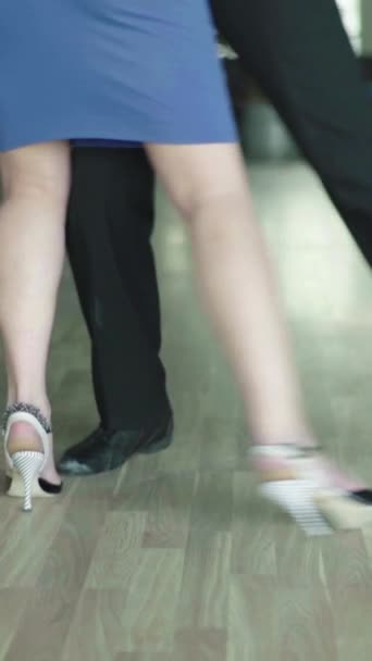 Tango dansers voeten tijdens het dansen verticale video — Stockvideo