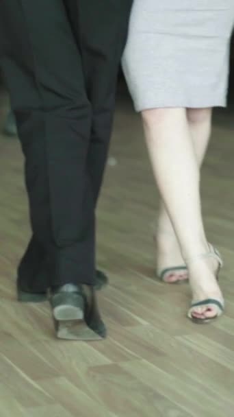 Tancerze tango stóp podczas tańca Pionowe wideo — Wideo stockowe