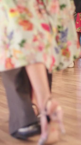 Tango bailarines pies mientras bailan vídeo vertical — Vídeo de stock