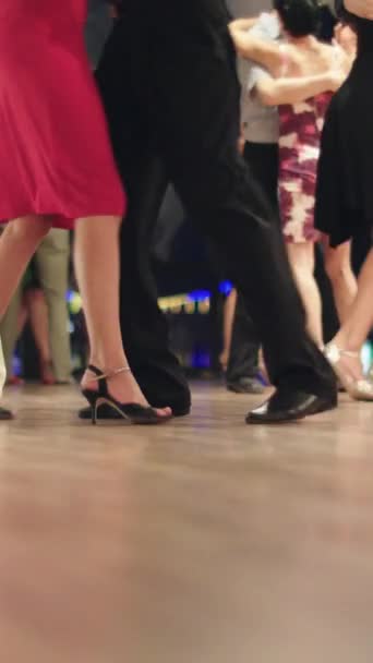 Tango dansare fötter medan du dansar Vertikal video — Stockvideo