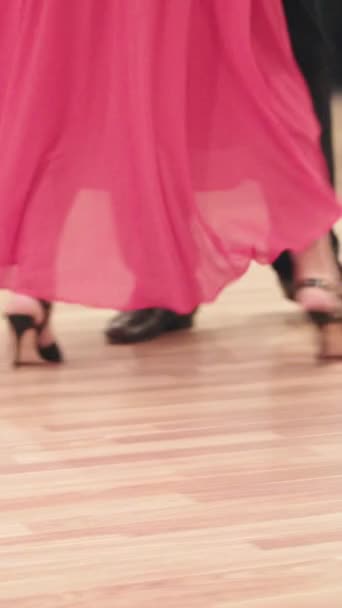 Tango dancers feet while dancing Vertical video — Stock Video