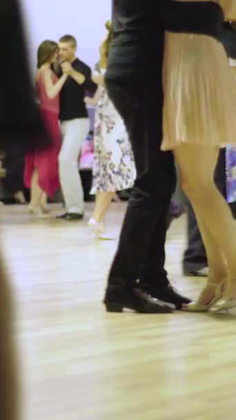 Bailarines bailan tango Vídeo vertical — Vídeo de stock