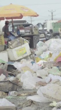 Sihanoukville Kamboçya 'nın sokaklarındaki çöpler Asya Dikey Videosu