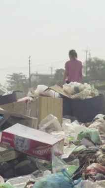 Sihanoukville Kamboçya 'nın sokaklarındaki çöpler Asya Dikey Videosu