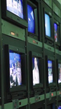 Bir TV stüdyosunda dikey video kaydı sırasında monitörler