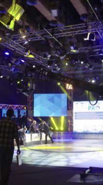 Bir TV stüdyosunda canlı yayın sırasında dikey video kaydı.