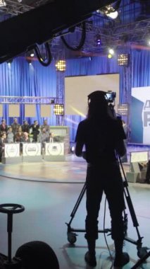 Bir TV stüdyosunda canlı yayın sırasında dikey video kaydı.