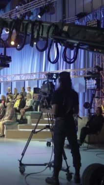 Bir TV stüdyosunda canlı yayın sırasında dikey video kaydı.