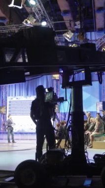 Bir TV stüdyosunda canlı yayın sırasında dikey video kaydı.