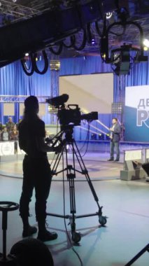 Bir TV stüdyosunda canlı yayın sırasında dikey video kaydı.