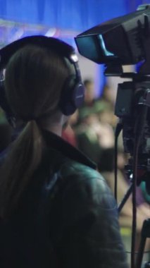 Bir TV stüdyosunda canlı yayın sırasında dikey video kaydı.