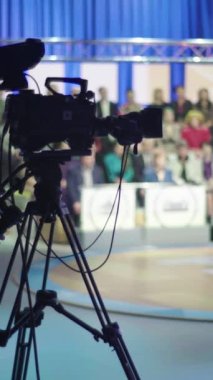 Bir TV stüdyosunda canlı yayın sırasında dikey video kaydı.