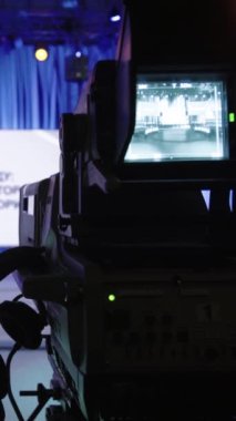 Bir TV stüdyosunda canlı yayın sırasında dikey video kaydı.