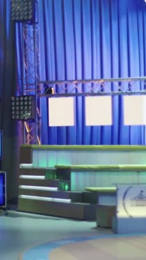Bir TV stüdyosunda canlı yayın sırasında dikey video kaydı.