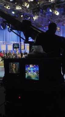 Bir TV stüdyosunda canlı yayın sırasında dikey video kaydı.