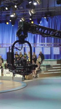 Bir TV stüdyosunda canlı yayın sırasında dikey video kaydı.