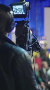 Bir TV stüdyosunda canlı yayın sırasında dikey video kaydı.
