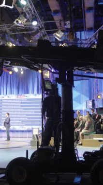 Bir TV stüdyosunda canlı yayın sırasında dikey video kaydı.