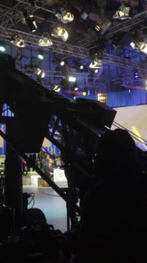 Bir TV stüdyosunda canlı yayın sırasında dikey video kaydı.
