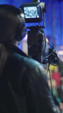 Bir TV stüdyosunda canlı yayın sırasında dikey video kaydı.