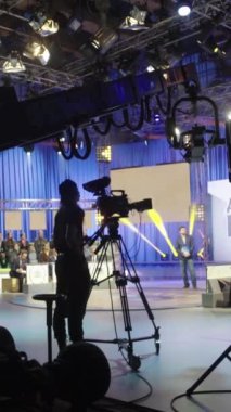 Bir TV stüdyosunda canlı yayın sırasında dikey video kaydı.